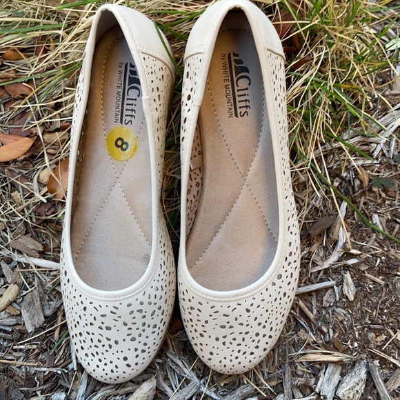 White Mountain Shoes - White Mtn women’s flats size 8 Color Creme